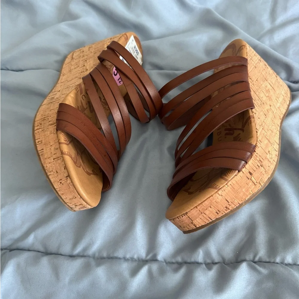 Elegant Brown Strappy Sandals - Picture 3 of 6